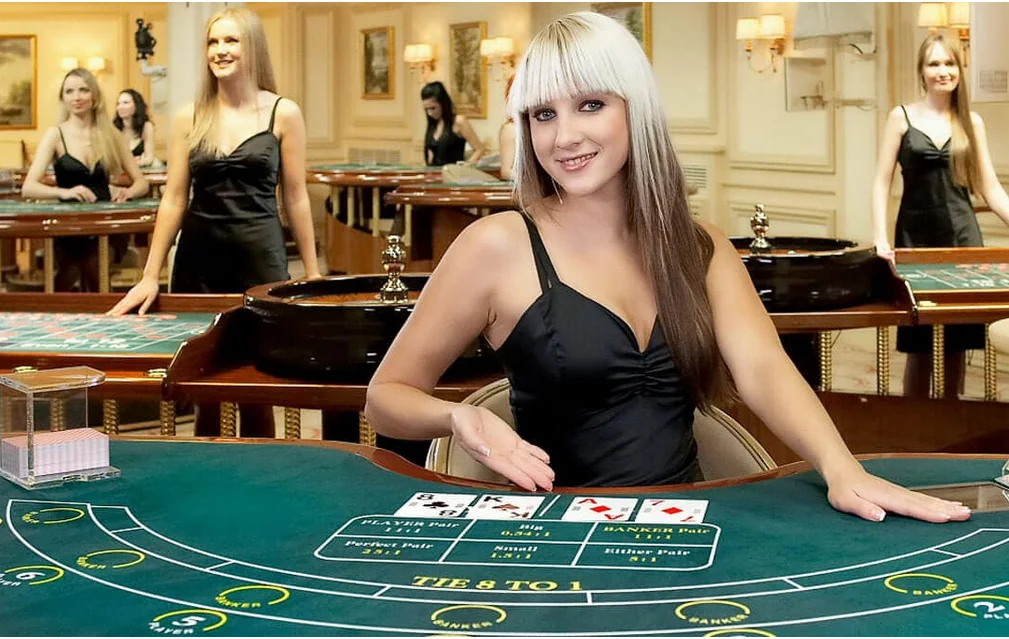 Ruang kasino live RIP3 dengan meja dan dealer